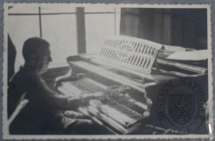 Erwin Schulhoff. Fotografie u klavíru pořízená mezi léty 1935 až 1938